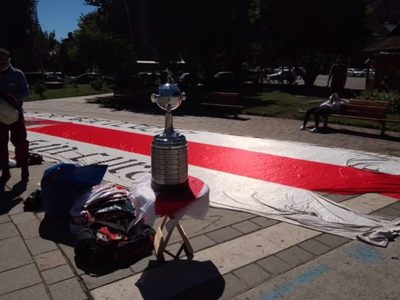 Hinchas esperan la llegada de River a San Martín de los Andes