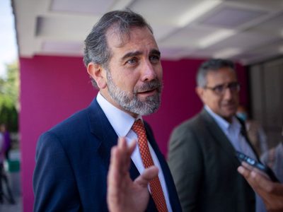 Lorenzo Córdova niega irregularidades en su gestión en el INE; “está bajo investigación”