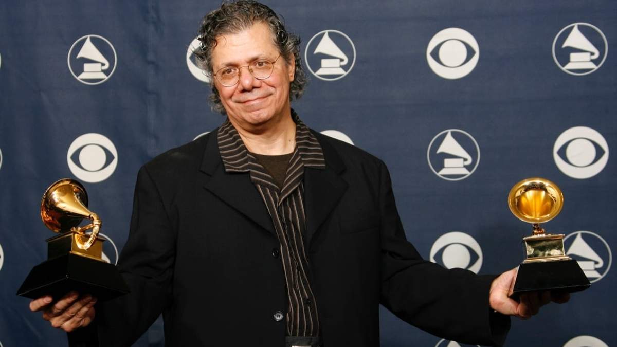 Chick Corea con dos Grammy que ganó en 2007