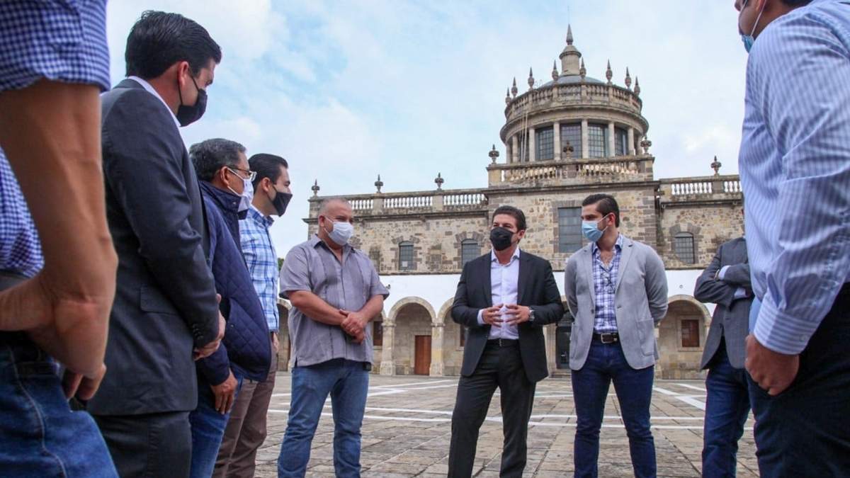 El gobernador elector durante un diálogo con ciudadanos.