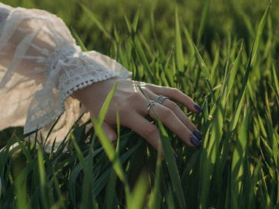 Manicuras casi joya: diseños de Nail Art metalizados, cromados y perlados que transformarán tus uñas entrando a la primavera