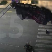 Paracaidista se atora en semáforo de Avenida Balderas, en el centro de la CDMX (Video)
