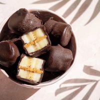 No tirés las bananas pasadas y prepará estos deliciosos bombones de banana y maní re fáciles