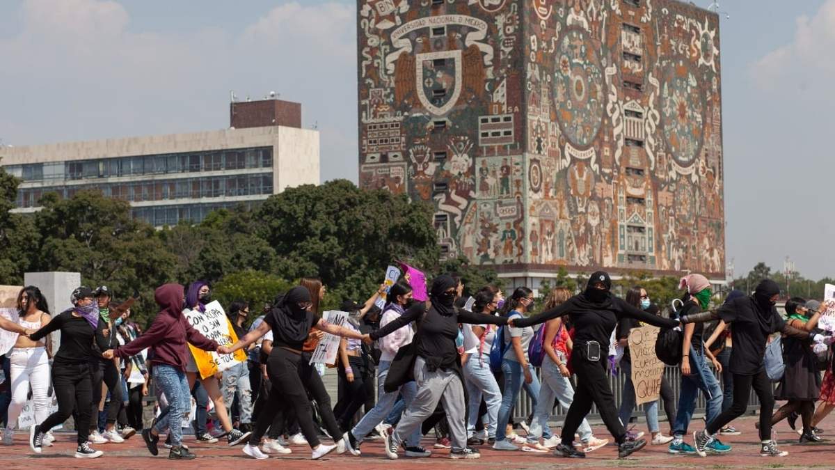 Marcha en protesta por la violación de una alumna del CCH Sur