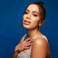 "¡Wow Anitta!" Entras a tu habitación y la ves así... ¿Qué haces?