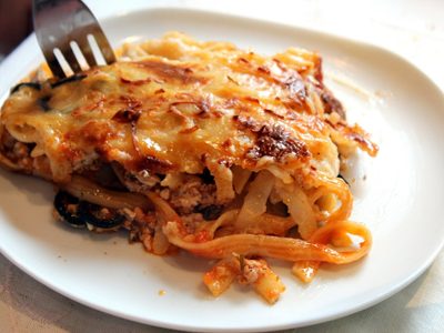 Si te sobraron un montón de fideos, no los tires: prepará esta deliciosa lasaña en menos de 20 minutos