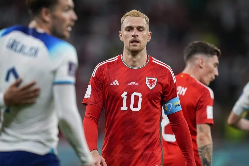 El galés Aaron Ramsey camina por la cancha al final del partido del grupo B de la Copa Mundial entre Inglaterra y Gales, en el Estadio Ahmad Bin Ali en Al Rayyan, Catar, el martes 29 de noviembre de 2022. Inglaterra ganó 3-0.