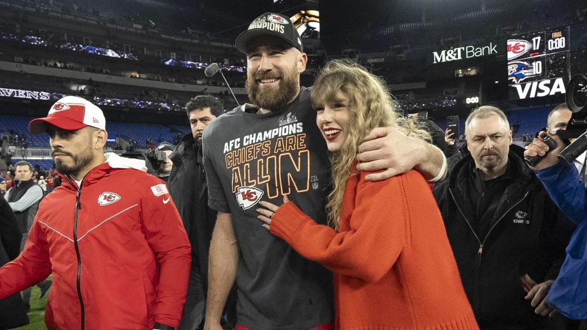 El jugador de Kansas City Travis Kelce con la cantante Taylor swift
