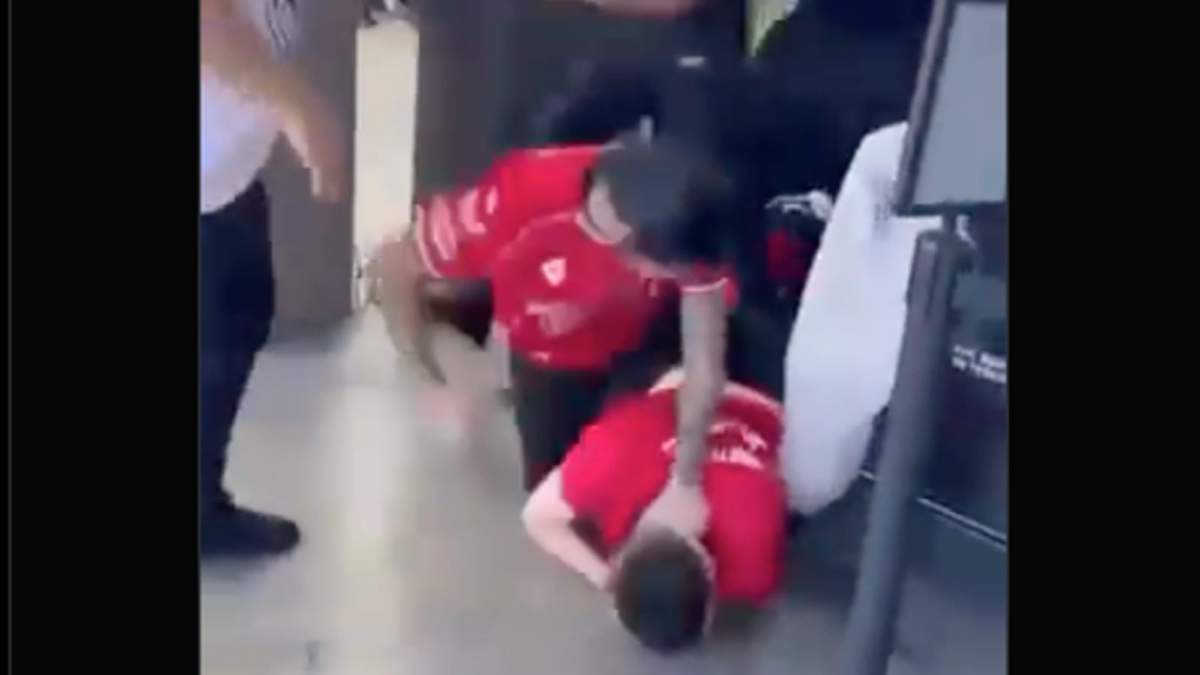 Seguidores de los equipos Atlas y Guadalajara protagonizaran una trifulca en el marco del llamado Clásico Tapatío realizado en Los Ángeles, Estados Unidos