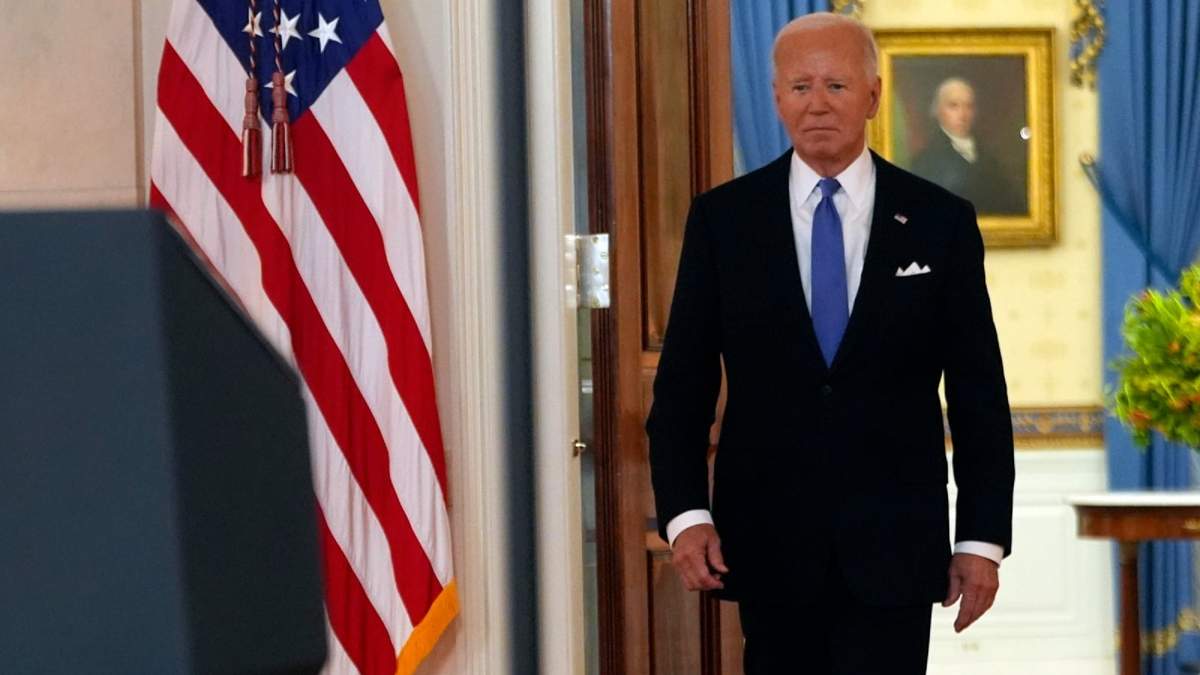 El presidente Joe Biden llega para hablar en el Cross Hall de la Casa Blanca, el lunes 1 de julio de 2024, en Washington