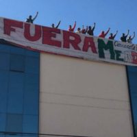Maestros gritan '¡asesino!” a Meade en Oaxaca; lo arropan políticos vinculados a corrupción