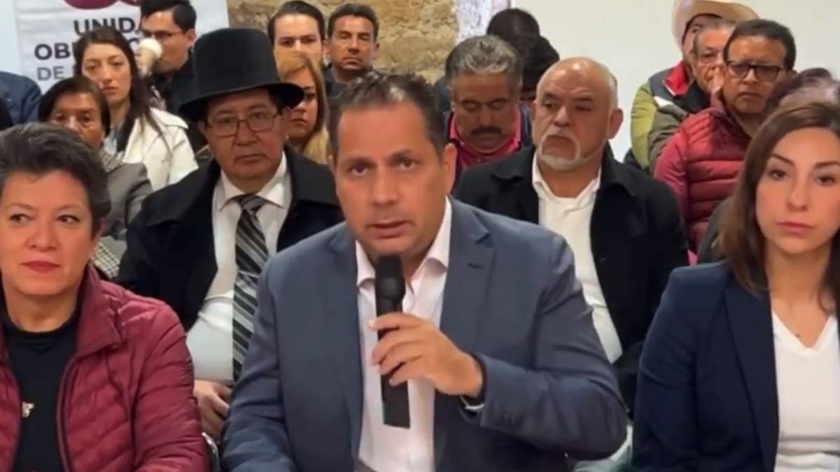 El diputado Alejandro Carvajal, aspirante a la candidatura en Puebla, al frente de los morenistas críticos de José Chedraui