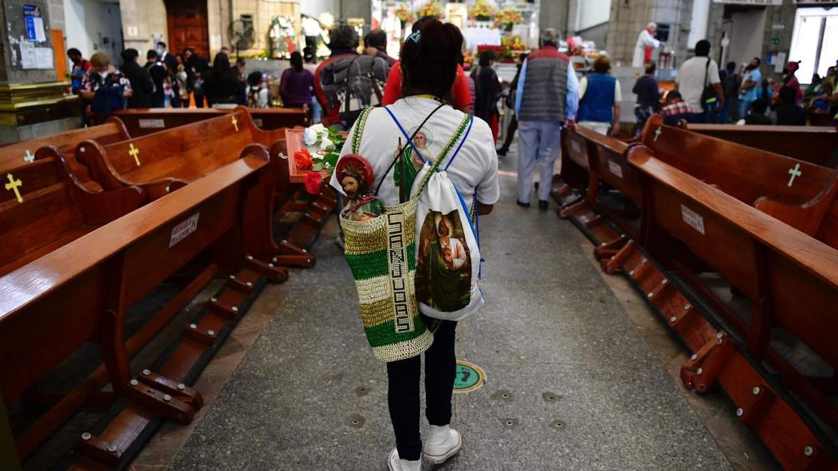 Fieles en la iglesia de San Hipólito, en la Ciudad de México