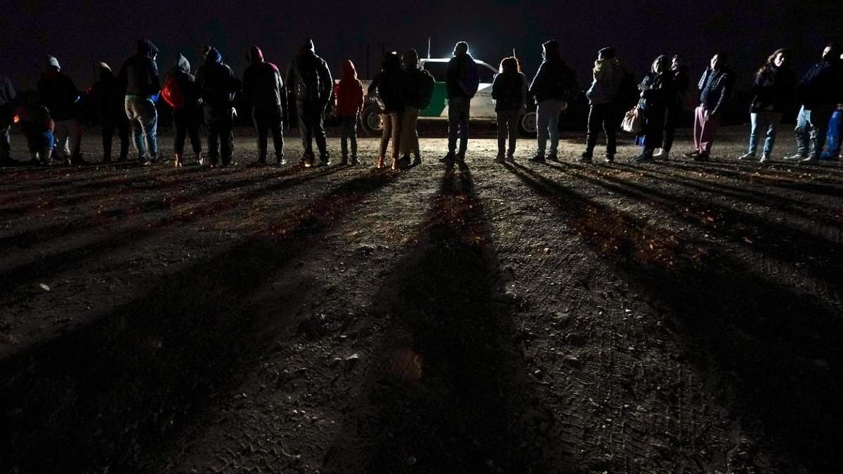 Migrantes esperan ser procesados ??para buscar asilo después de cruzar la frontera hacia Estados Unidos