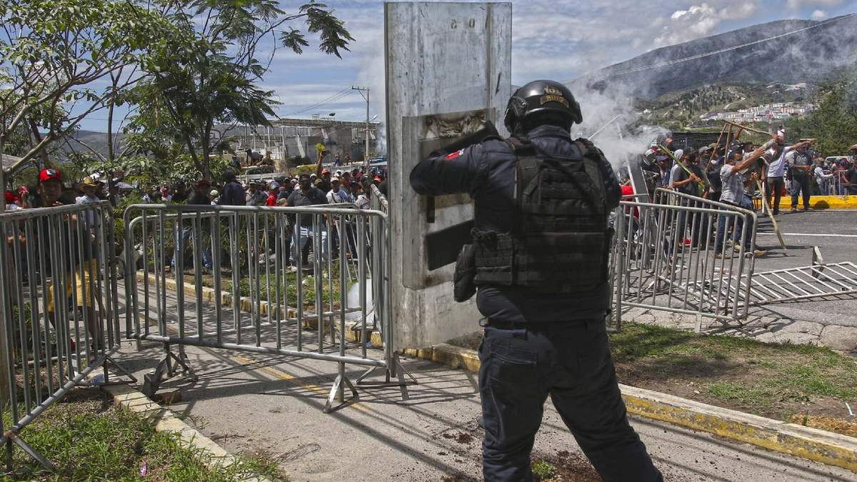 Un policía resguarda ante irrupción de habitantes