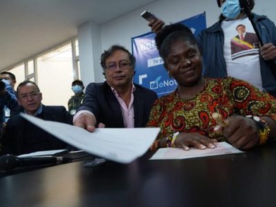 El candidato de izquierda en Colombia asegura que no expropiará bienes y lo firma ante un escribano