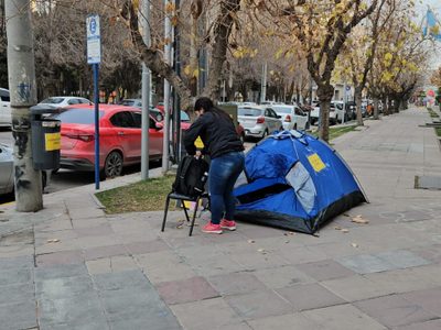 Encadenada y con huelga de hambre, Carla reclama por una vivienda para su familia