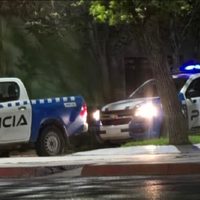Un incidente con arma de fuego dejó a una joven herida en grave estado en Centenario