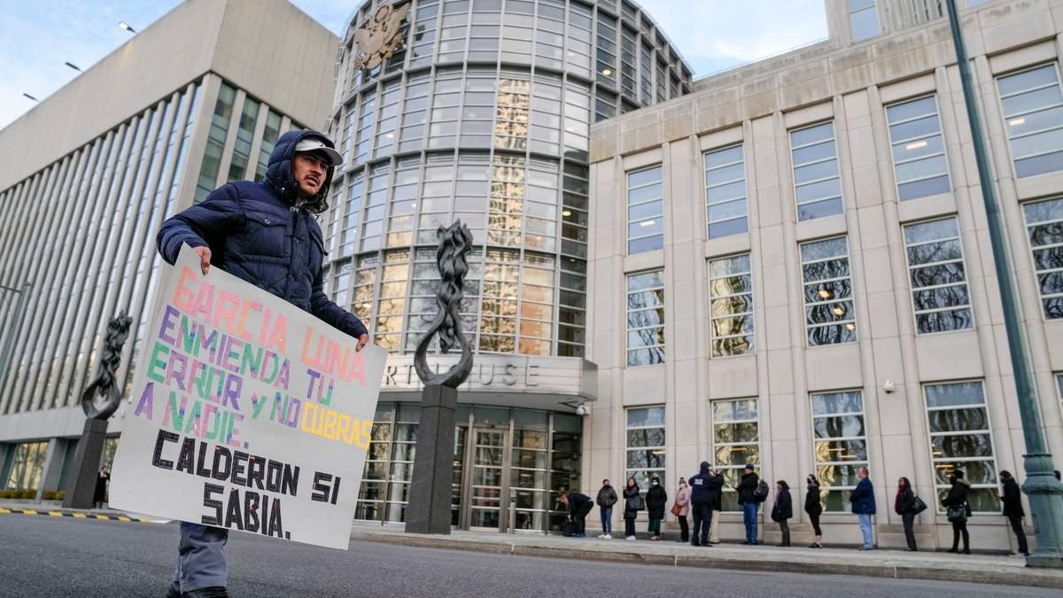 Un manifestante frente a la corte de Brooklyn, donde se realiza el juicio contra Genaro García Luna