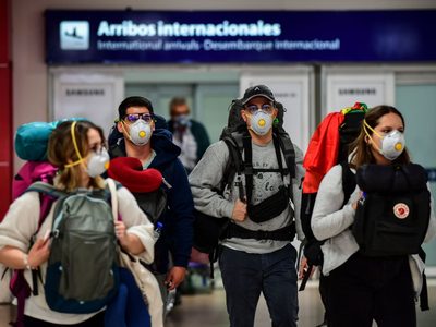 Para reactivar el turismo, el Gobierno dejaría entrar extranjeros vacunados con dos dosis al país