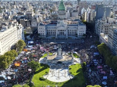 ¿Qué nos dicen las marchas de miles de argentinos defendiendo la universidad pública?
