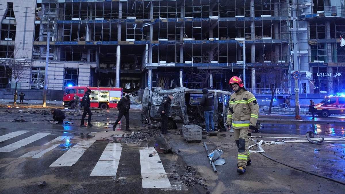 Equipos de emergencias trabajan en el escenario de un ataque con misiles rusos, en Kiev, Ucrania