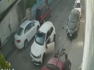 Conductor persigue a presunto ladrón, lo atropella y le da una golpiza en Querétaro (Video)