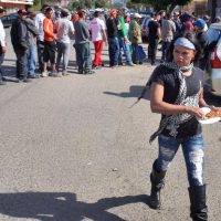 Brindan comida y enseres a caravana migrante en Tijuana