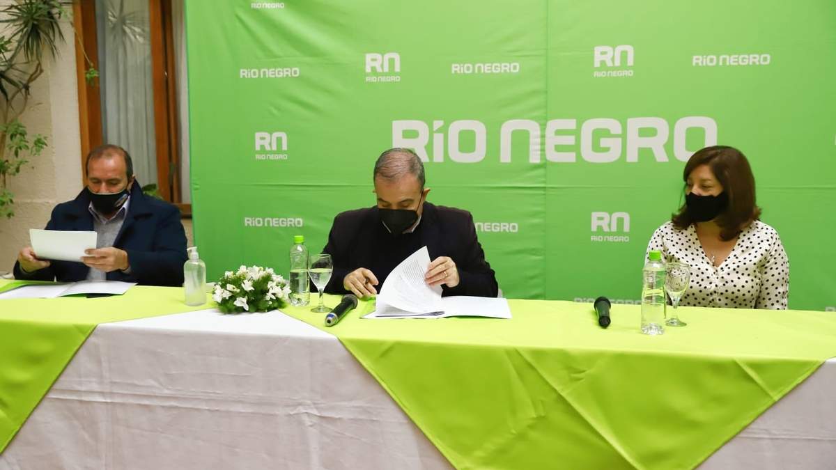 Arabela Carreras junto a autoridades provinciales. Fuente: (Twitter)