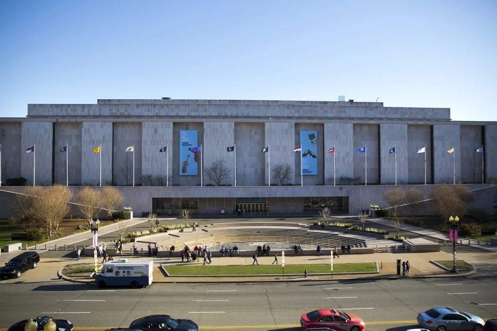 Personas visitan el Museo Smithsonian de Historia Estadounidense en el National Mall en Washington, el 3 de abril de 2019.