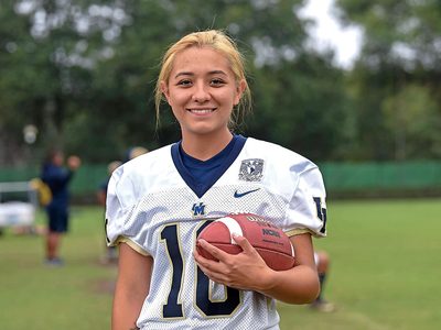 Ella es Andrea, la futbolista que ahora irrumpe en el futbol americano estudiantil