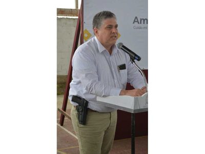 Titular de Seguridad de Veracruz presume doctorado que no existe