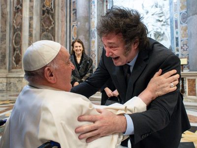 El papa Francisco y Milei se abrazan tras canonizar a la primera santa argentina