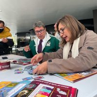Ricardo Monreal y Xóchitl Gálvez intercambian estampas del álbum Panini del Mundial (Video)