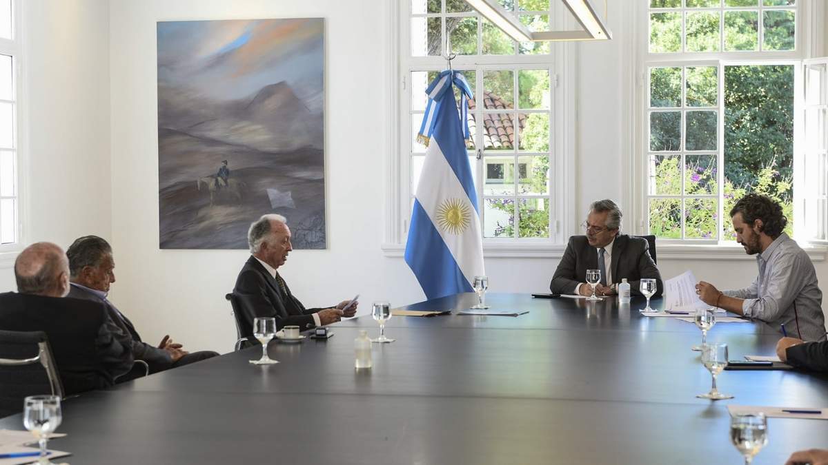 Alberto Fernándes con dirigentes de la UIA. Fuente: (Twitter)