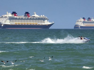 Equipo del crucero de Disney salva a niña que cayó por la borda y a su padre que saltó tras ella