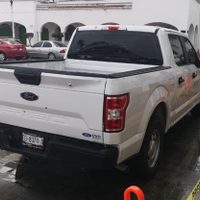 Ayuntamiento de Manzanillo exhibe vehículo en el que viajaba la alcaldesa cuando fue baleada