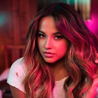 ¡De par en par! Becky G con una bata de satén que se abrió y... ¡Como Dios la trajo al mundo!