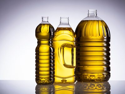 Reutilizá la botella de aceite que ibas a tirar y convertila en esta original maceta para tus plantas