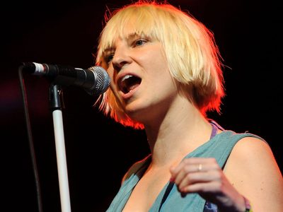 Billboard Music Awards 2020: el extraño outfit de Sia en forma de regalo navideño