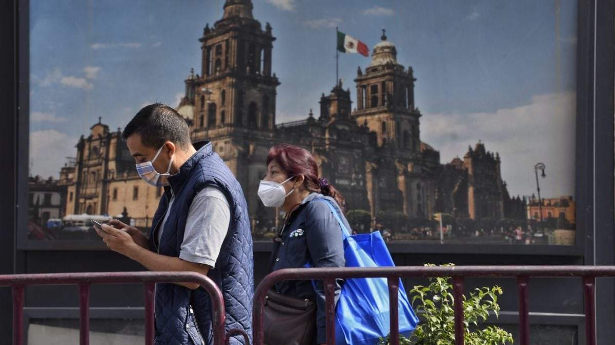 Un hombre y una mujer caminan en el Centro Histórico