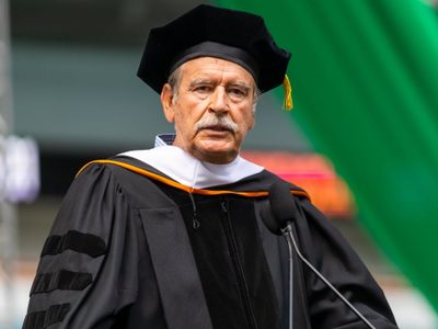 Fox presume certificado honoris causa: presidente neoliberal 10, populista 0, dice
