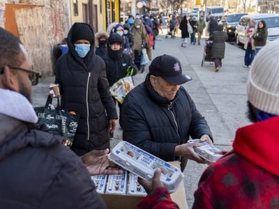 Neoyorquinos hacen filas para recibir huevos gratis