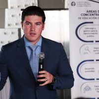 Samuel García plantea llevar a niños estudiantes a vacunarse a Texas