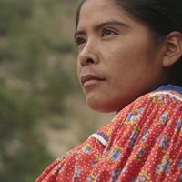 La atleta rarámuri asiste a la presentación del filme 'Lorena, la de los pies ligeros”, en Morelia