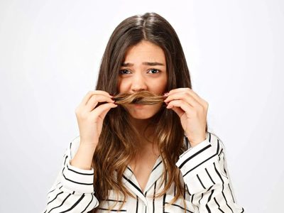 Sin gastar fortuna: la receta "mágica" para eliminar rápidamente el olor a cigarro de tu cabello