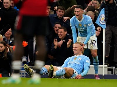 Foden lidera remontada de Manchester City para vencer 3-1 a Manchester United
