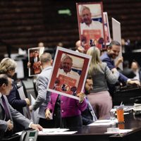 PAN y Morena chocan en San Lázaro por carteles de AMLO contra la militarización