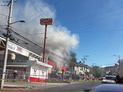 Quema de negocios y bloqueo de carreteras paraliza a Guanajuato