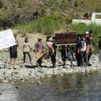 Pobladores de Cuyín Manzano “tendrán que seguir esperando” por una pasarela